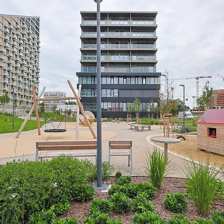 Industrial In Apollo W Free Parking Lägenhet