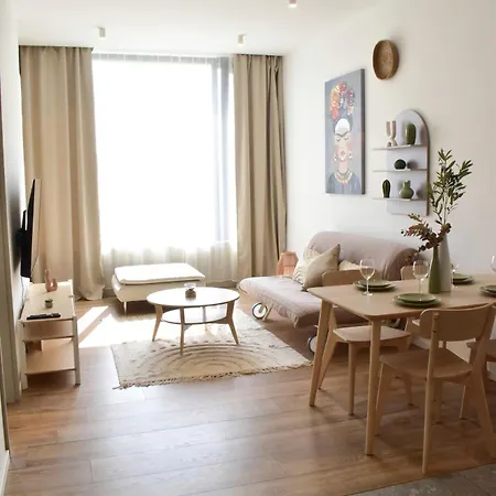 Industrial In Apollo W Free Parking Lägenhet